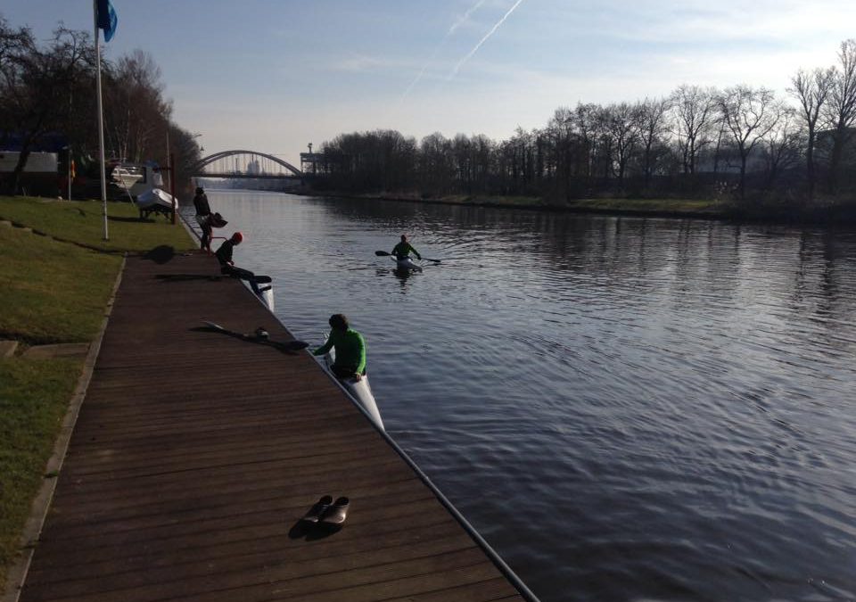 Kanosprinttalenten trainen door